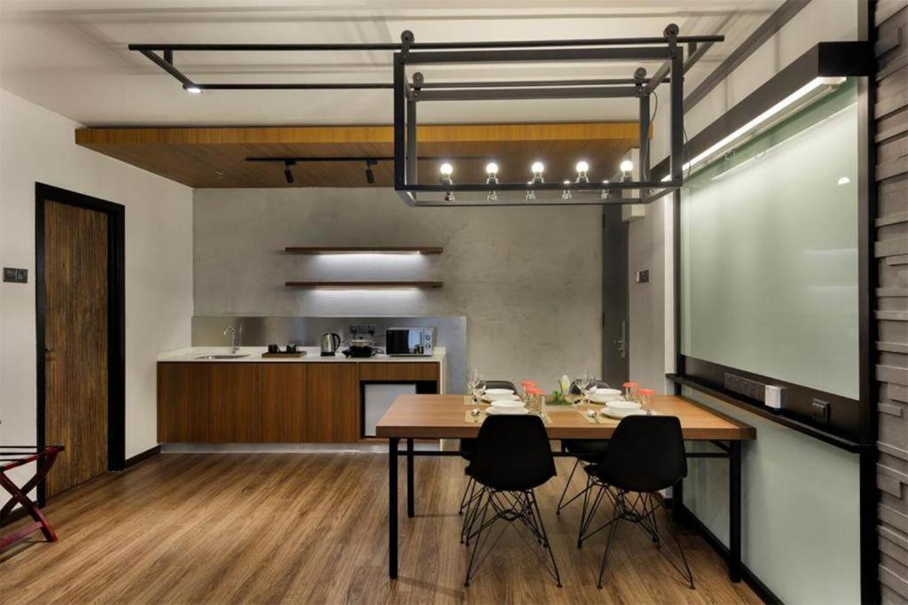 Exclusive Business Suite @ M Summit 191 George Town Esterno foto